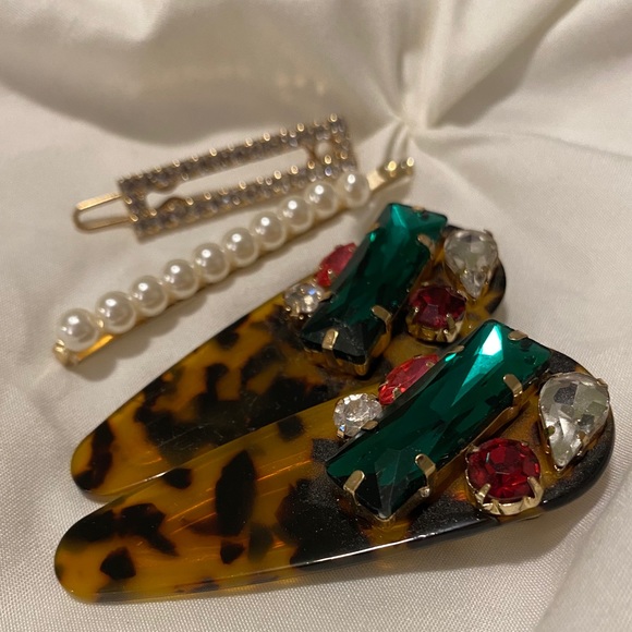 Bundle of Fashion Hair Clips four (4) ✨ - Picture 5 of 5